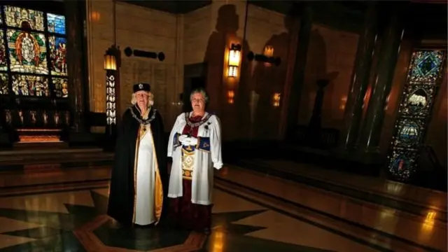 Женщины в масонских мантиях