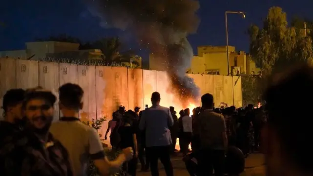 Protestocular İran Konsolosluğu'nu çevreleyen duvarların önünde lastikler yaktılar