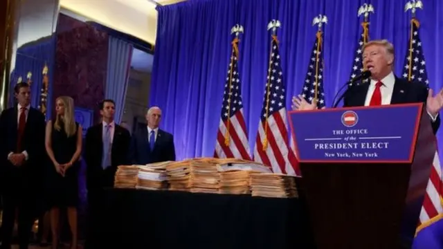 Các phóng viên không được đọc tài liệu bàn giao kinh doanh cho các con của ông Trump.