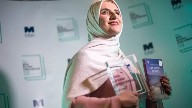 পুরস্কার হাতে জোখা আলহারথি