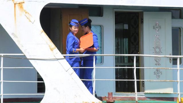 Dis mujeres a bordo de un ferry