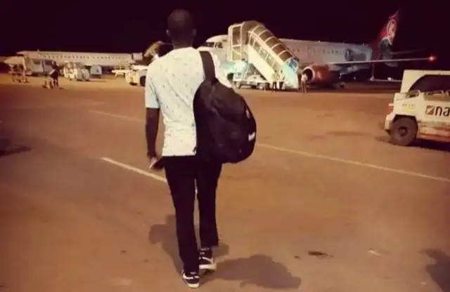 Robert Mukombozi muri Uganda iruhande rw'indege