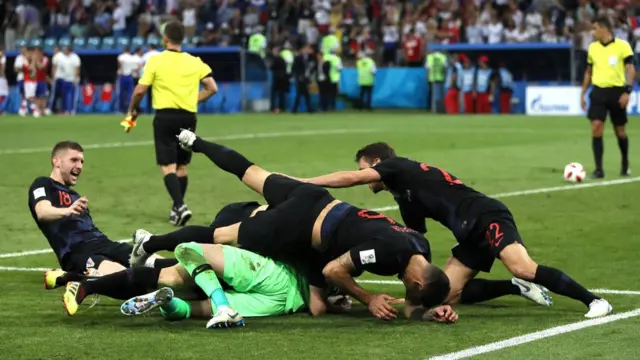 لاعبو كرواتيا يتجمعون على حارس المرمى بعد الفوز بالضربات الترجيحية