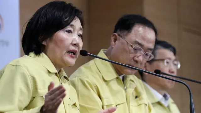 박영선 중소벤처기업부 장관이 19일 오후 서울 세종로 정부서울청사에서 비상경제회의 결과를 발표하고 있다