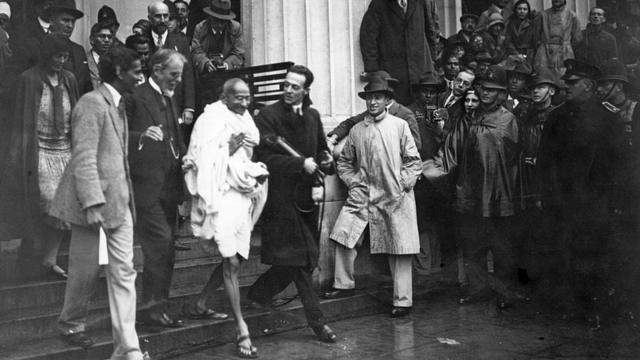 1931年，甘地到伦敦参加关系到印度前途的圆桌会议。