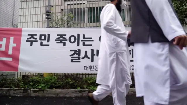 무슬림이 밀집한 대구 북구 대현동 주택가 곳곳에 이슬람 사원 건축을 반대하는 현수막이 걸려있다