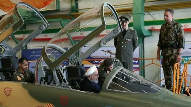 بازدید حسن روحانی از جنگنده ای که ایران می گوید تولید این کشور است