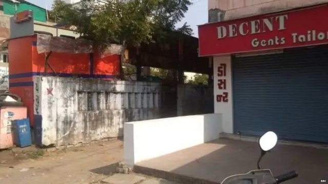 ਗੁਜਰਾਤ ਵਿੱਚ ਲੱਗੇ ਘਰਾਂ ਬਾਹਰ ਕਾਟੇ ਦੇ ਨਿਸ਼ਾਨ