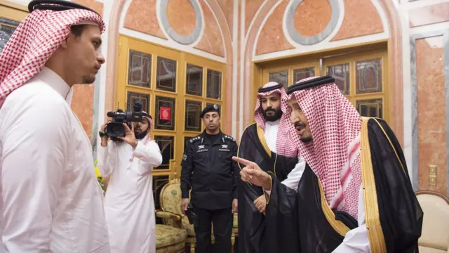 Raja Salman (kanan) Putra Mahkota Mohammed bin Salman (kedua dari kanan) menemui Salah bin Jamal Khashoggi, putra Jamal Khashoggi.
