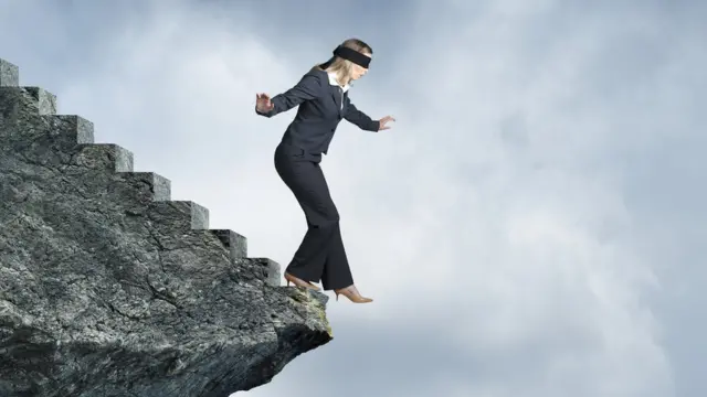 Gözübağlı qadın