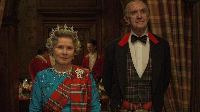 Imelda Staunton, como a rainha Elizabeth 2ª, e Jonathan Pryce, como o príncipe Philip, nos anos 1990, na série The Crown