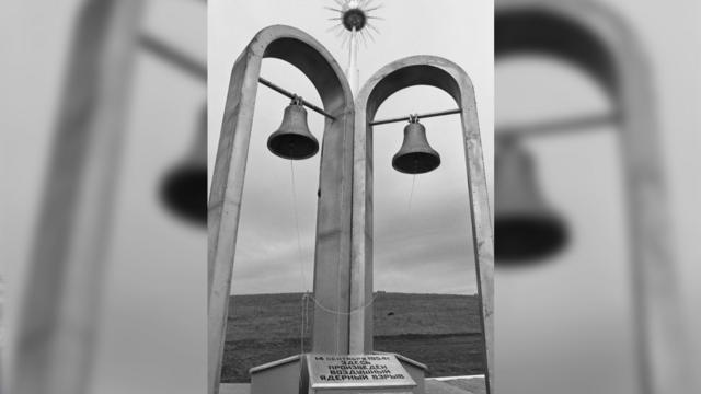 14 сентября 1994 г. Памятная стела с бронзовыми колоколами установленная в эпицентре воздушного атомного взрыва на Тоцком военном полигоне.