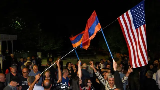 Biden'ın açıklaması, Ermenistan'ın başkenti Erivan'da sevinçle karşılandı. Kentte yer alan ABD Büyükelçiliği önünde toplanan insanlar, ABD ve Ermenistan bayrakları salladı.