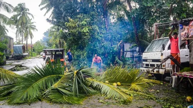 ஃபிலிப்பைன்ஸை திணறடித்த சூறாவளியில் சிக்கி 13 பேர் உயிரிழப்பு