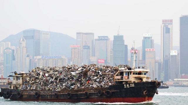 Barco transporta lixo em Hong Kong
