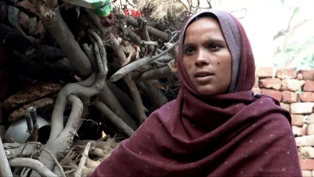 बनियानी गाँव की रहने वालीं रेखा को प्रसव के बाद पड़ोस का शौचालय इस्तेमाल करना पड़ता है.