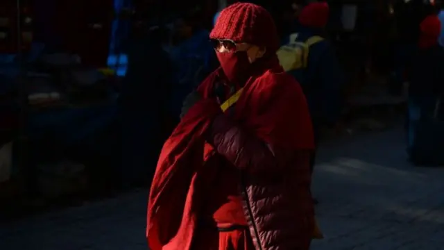 McLeod Ganj က နှာခေါင်းစည်း တပ်ထားတဲ့ ဘုန်းကြီးတပါး