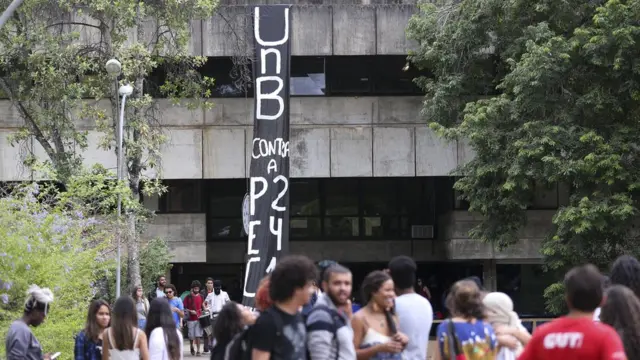 Protesto na UNB contra PEC que estabelece um teto para os gastos públicos