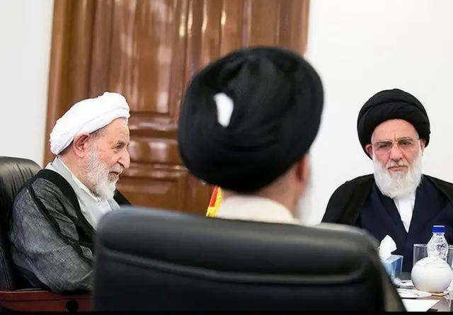 هاشمی شاهرودی (راست) در سال ۱۳۷۸ قوه قضاییه را از محمد یزدی (چپ) تحویل گرفت