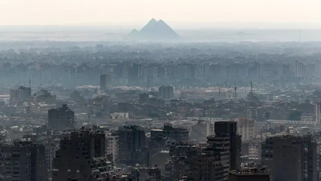 Piramidi za Gizza ni ndefu katika mji wa Cairo
