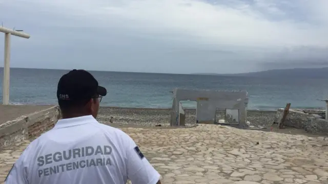 Custodio mirando el mar.