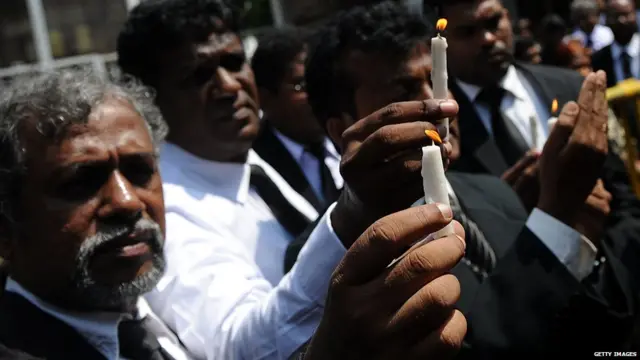 දෝෂාභියෝගයට එරෙහිව විරෝධතාවේ යෙදුන නීතිඥවරු