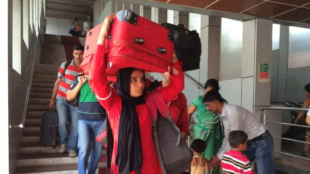 कुली का काम करती औरत