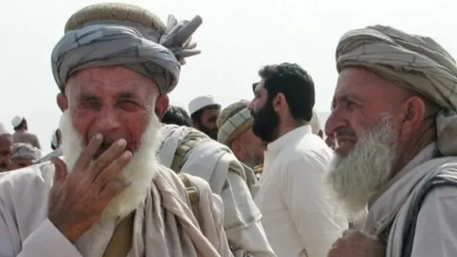د پاکستان ولسمشر له پښتونخوا سره د قبایلو د یو ځایېدو قانون ولې لاسلیک ...