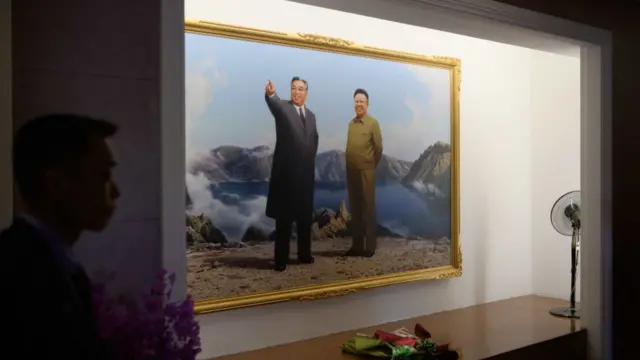 백두산을 배경으로 한 김일성과 김정일 초상화