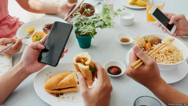 ਮੋਬਾਈਲ ਫੋਨ ਕਾਰਨ ਲੋਕ ਆਪਸ ਵਿੱਚ ਗੱਲਬਾਤ ਤੋਂ ਪਰਹੇਜ ਕਰਦੇ ਹਨ