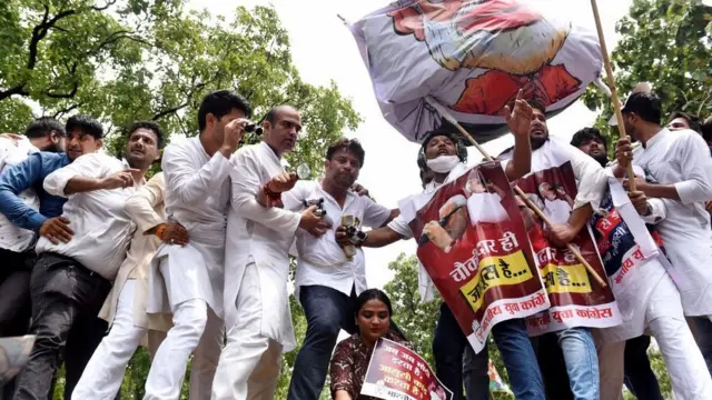 বিরোধী কংগ্রেস দলের সমর্থকরা বিক্ষোভ করছেন রাহুল গান্ধীর ফোন হ্যাকিংএর খবরে
