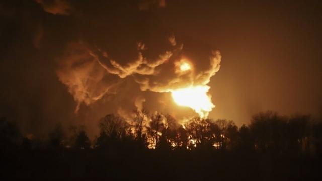 Autoridades de Vasylkiv, cerca de Kiev, informaron que un depósito de petróleo fue alcanzado por un ataque con misiles rusos.
