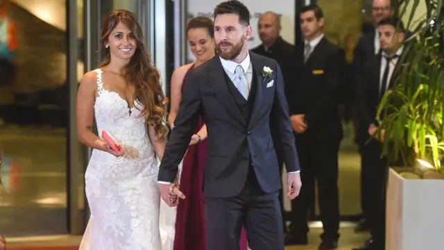 Football : la star Lionel Messi a épousé son amour de jeunesse Antonella Roccuzzo.