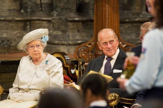 Rainha Elizabeth 2ª e o Duque de Edimburgo participando de um serviço religioso na Abadia de Westminster, no centro de Londres, para marcar o 60º aniversário da coroação