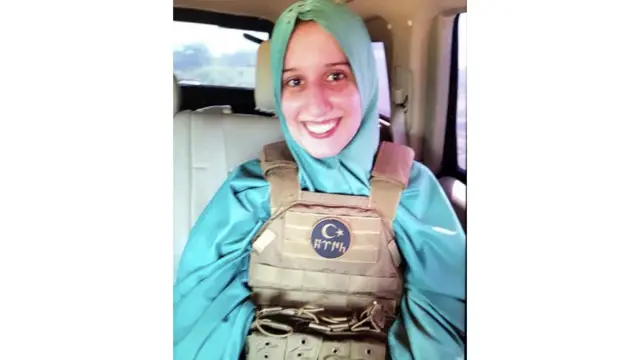 Silvia Costanza Romano ayaa gashay sawirkan markii la soo daayay ka dib. Sirdoonka Turkiga ayaa la aaminsan yahay inay lug ku lahaayeen sii deynteeda. Ma cadda in lacag madaxfurasha la bixiyay iyo in kale.