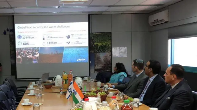 ઈઝરાયલમાં પાણી સંબંધી પ્રેઝન્ટેશન નિહાળી રહેલા વિજય રૂપાણી