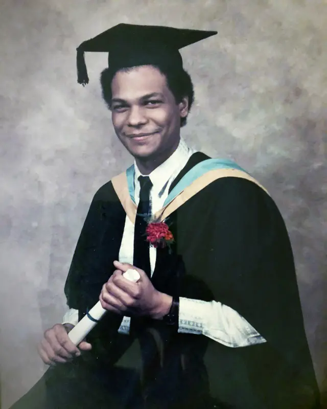 ኣምገድ ኢል-ሃውራኒ ብ1993 ኣብ ምረቕኡ ዝተልዓሎ ስእሊ