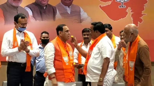 સ્થાનિક સ્વરાજની ચૂંટણી બાદ વિજયોત્સવ સમયે મુખ્ય મંત્રી વિજય રૂપાણી અને સી.આર. પાટીલ