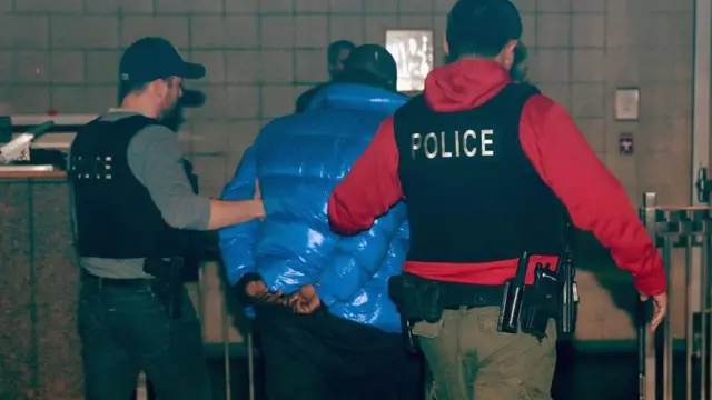 Police dey carry R Kelly for handcuffs