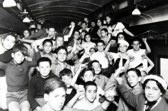 Los "niños de Morelia" se dirigen en un tren a la ciudad que los acogería.