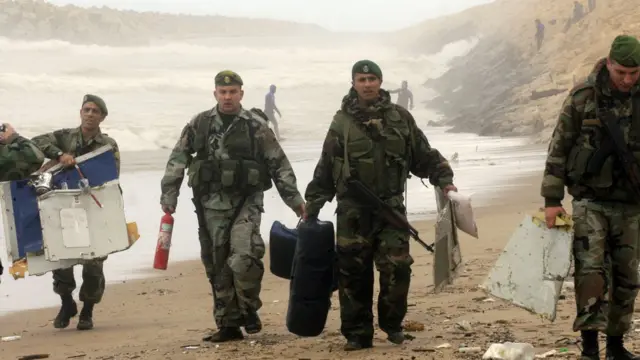 Des éléments de l'armée libanaise inspectent les débris d'un Boeing 737 d'Ethiopian qui s'est écrasé au large des côtes libanaises, au sud de Beyrouth, le 25 janvier 2010.