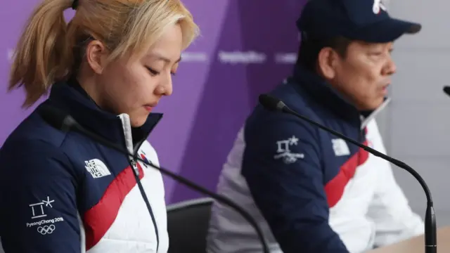 여자 팀추월의 백철기 감독과 김보름의 기자회견은 '특혜' 논란을 확대했다