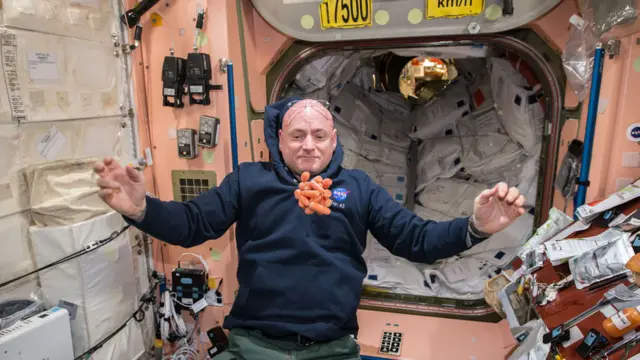 Scott Kelly y zanahorias que flotan