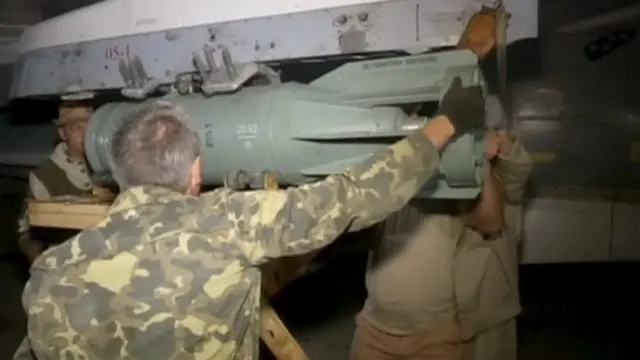 Russian military personnel service a Russian fighter jet in Syria. Photo: 1 October 2015