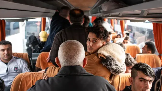 مهاجرون داخل حافلة