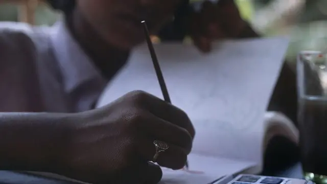 একটি মেয়ে শিশু ছবি আঁকছে (ফাইল চিত্র)