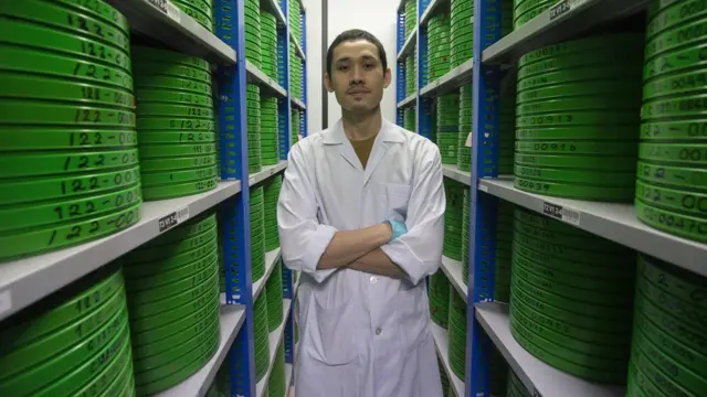 ดนัยภัทร รื่นรมย์ นักอนุรักษ์ภาพยนตร์ ในห้องเก็บฟิล์มหลัก