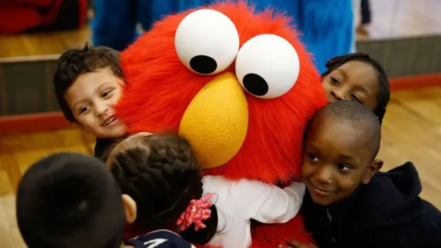 Sesame Küçəsi şousunda hər epizodun təhsilə kömək etməsi üçün inkişaf üzrə psixoloqlar və təhsil mütəxəssisləri işə cəlb olunub