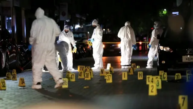 الشرطة في موقع محاولة اغتيال نشيد