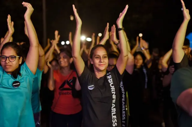 దిల్లీలో జరిగిన పియర్‌ లెస్ మిడ్‌నైట్ రన్‌లో పాల్గొన్న యవతులు